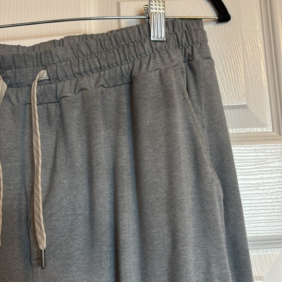 Vuori Ponto Performance men’s gray tapered leg jogger sweatpants size medium - Picture 5 of 8